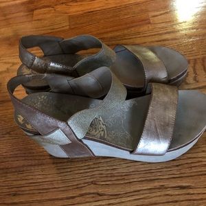 OTBT size 10 sandals in gold/bronze
